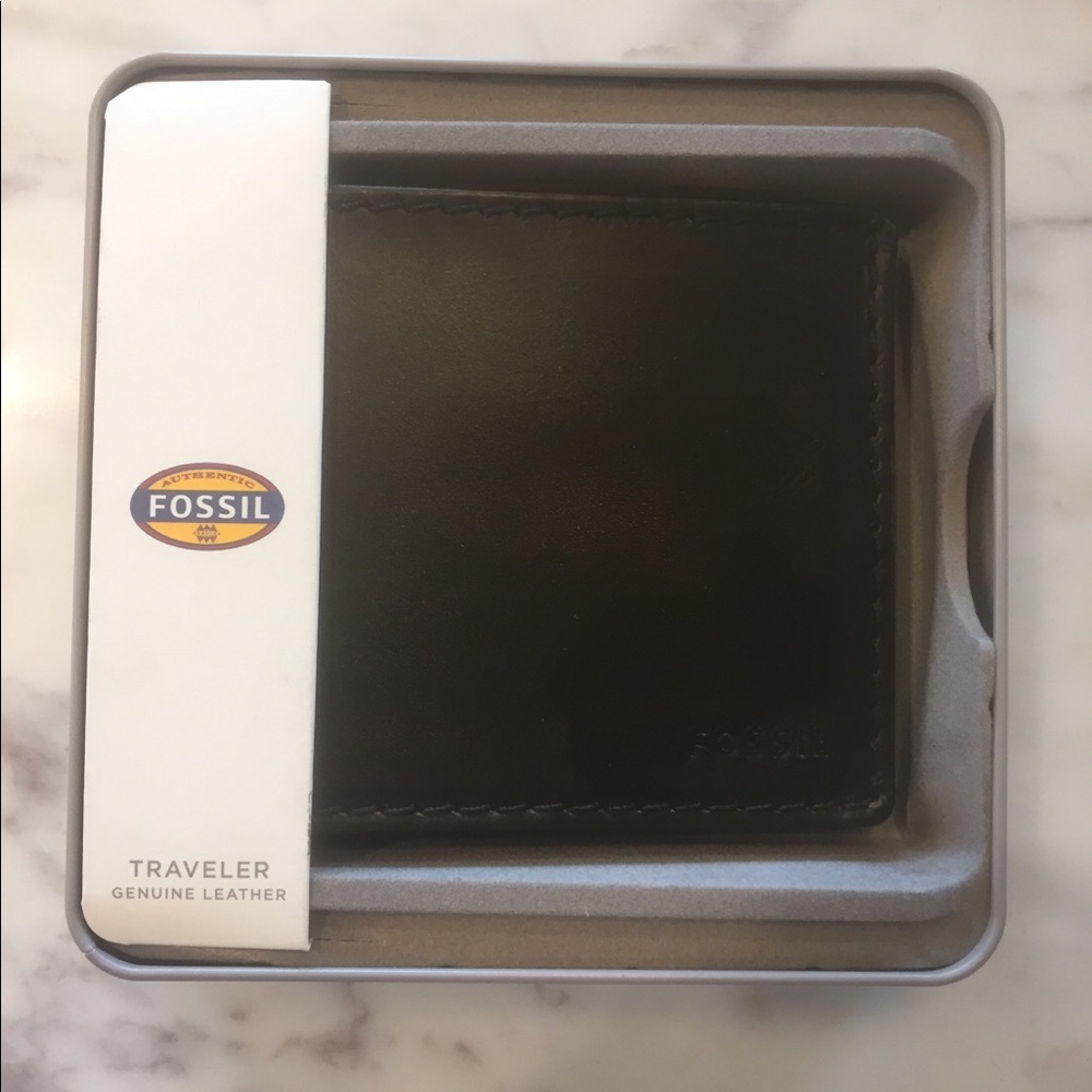 New men’s Fossil wallet